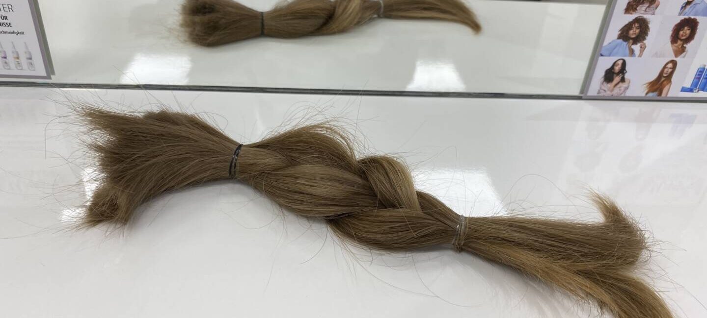 ein 27 Zemtimeter langer Zopf abgeschnittener Haare als Spende für eine Echthaarperrücke