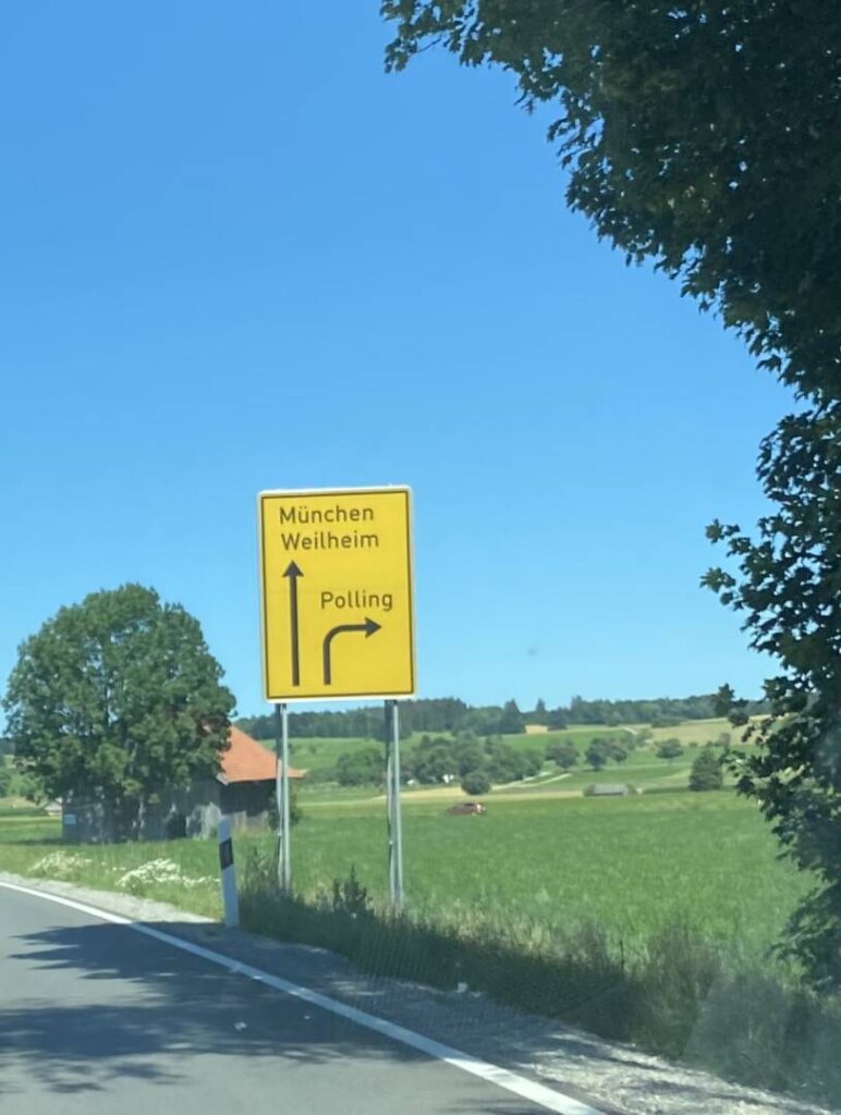 Schild mit einem Wegweiser nach München