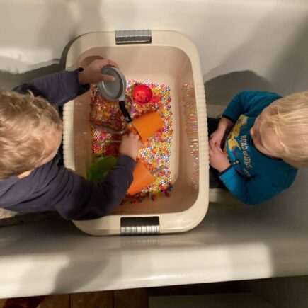 Wasserperlen und Kind - perfekt zum Spielen!