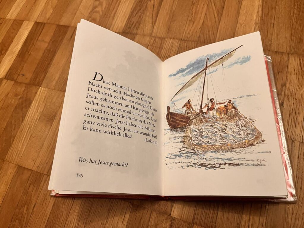 Aufgeschlagene Seite mit der Geschichte vom wunderbaren Fischfang, Lukas 5