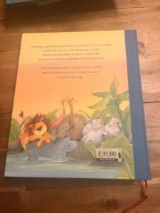 Rückseite der Herders Kinderbibel mit Verlagstext und Illustration von Tieren am Wasser
