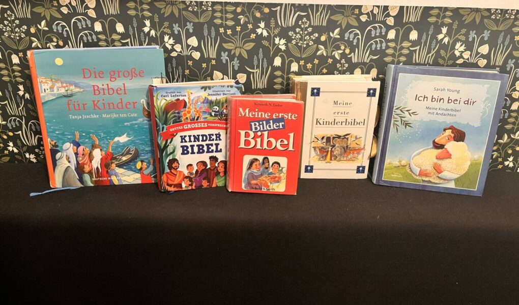 Fünf Kinderbibeln für Kinder ab 3 Jahren nebeneinander auf einem Tisch