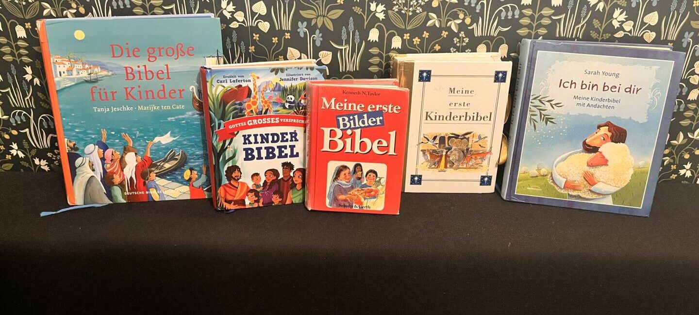 Fünf Kinderbibeln für Kinder ab 3 Jahren nebeneinander auf einem Tisch