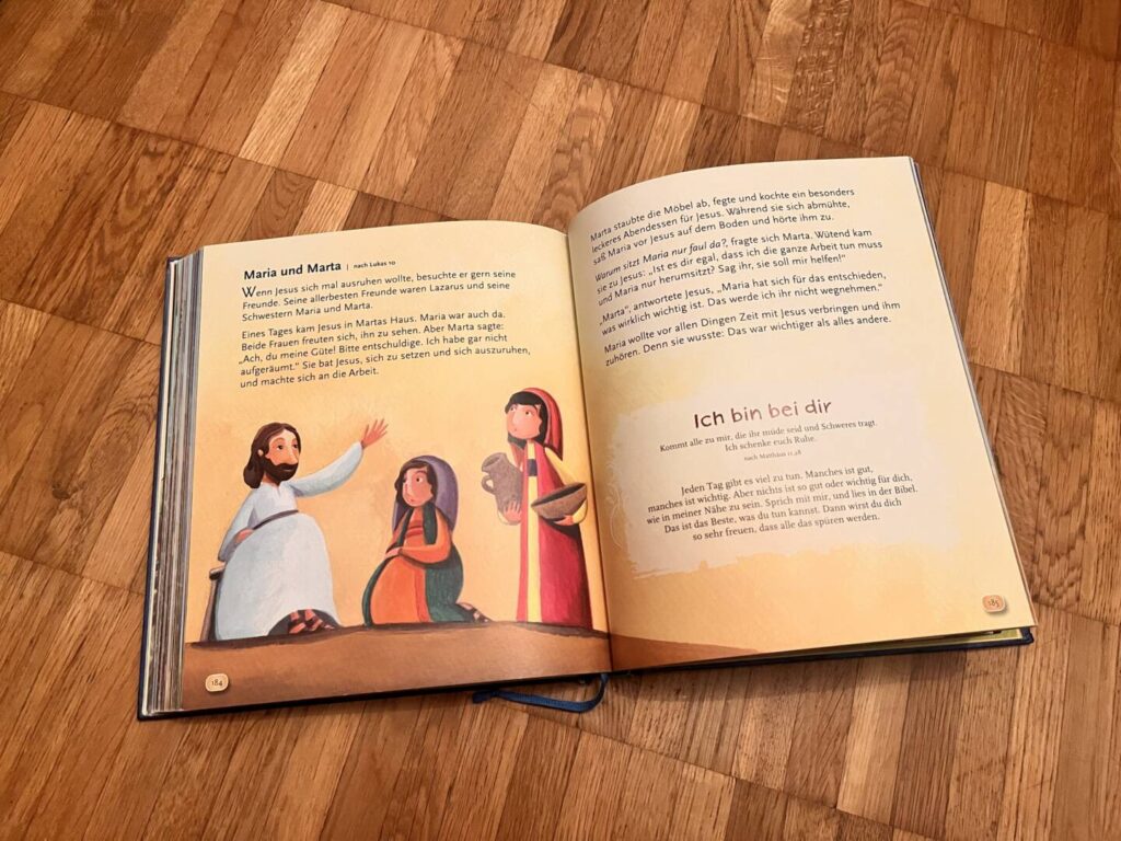 Aufgeschlagene Seite mit der Geschichte von Maria und Marta und einer Andacht nach Matthäus 11,28