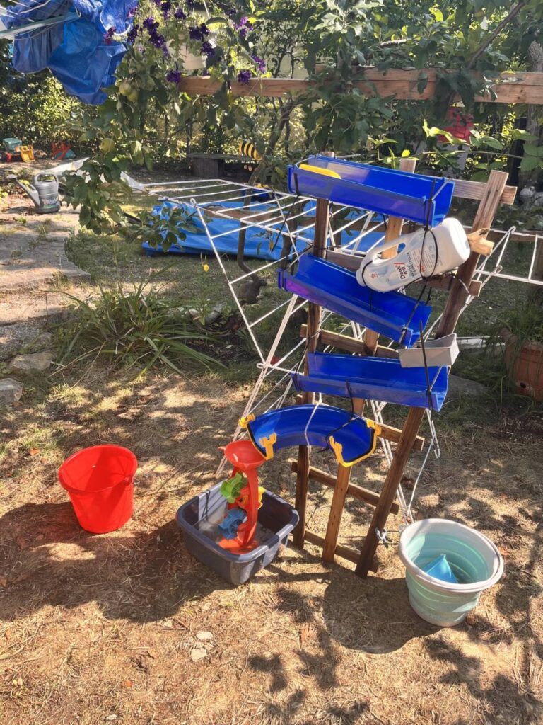 Selbstgebaute Wasserfall-Bahn aus Sandspielzeug am Wäscheständer – Wasserspiele für Kinder ab 3 Jahren