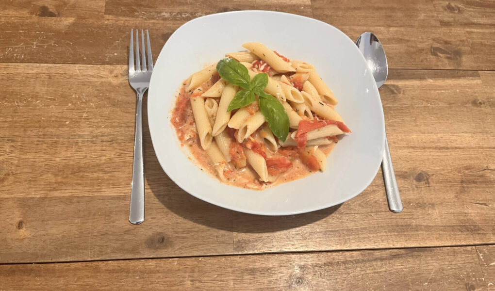 Tomatensoße aus dem Ofen mit Penne und frischem Basilikum