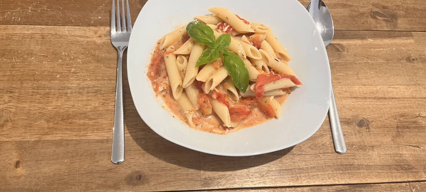 Tomatensoße aus dem Ofen mit Penne und frischem Basilikum