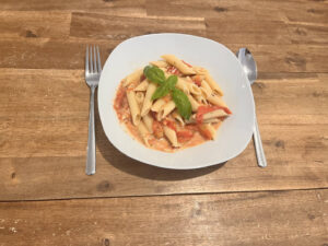 Tomatensoße aus dem Ofen mit Penne und frischem Basilikum
