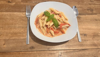 Tomatensoße aus dem Ofen mit Penne und frischem Basilikum