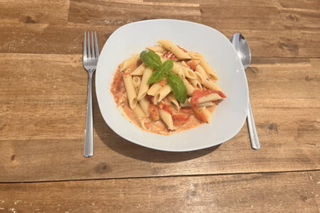 Tomatensoße aus dem Ofen mit Penne und frischem Basilikum