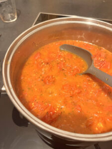 Fertig eingekochte Tomatensoße aus dem Ofen in einem Topf